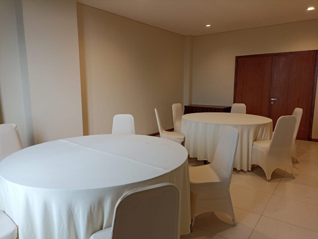 Camelia Round Table Set up b